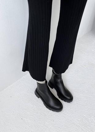 Зимові черевики шкіряні у чорному кольорі4 фото