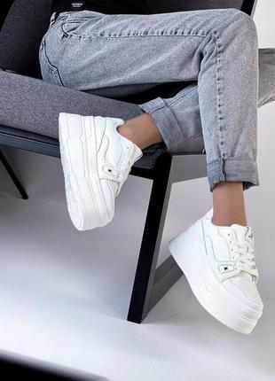 Демісезонні шкіряні кросівки на платформі у білому кольорі4 фото