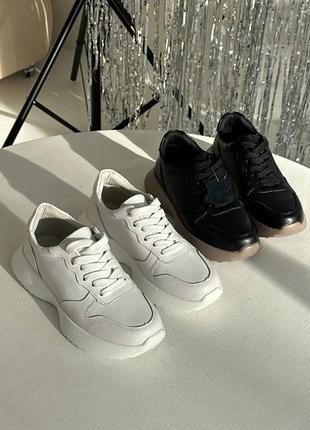 Стильні демісезонні кросівки у білому та чорному кольорі1 фото