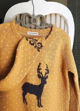 Вязаный свитер с оленем горчичного цвета3 фото