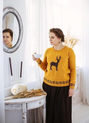 В'язаний светр з оленем гірчичного кольору1 фото