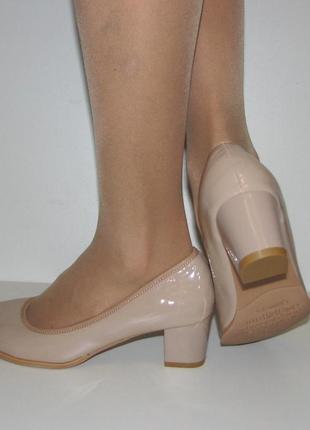 Класичні туфлі жіночі темно бежеві на середньому каблуці розмір .4 фото