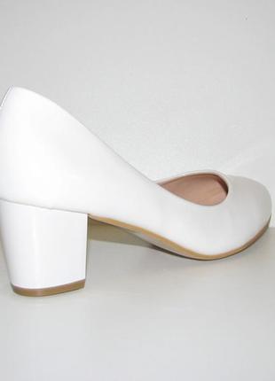 Білі лакові туфлі на стійкому каблуці великого розміру3 фото
