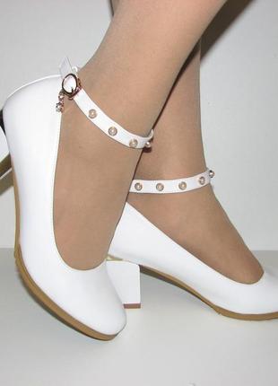 Туфлі жіночі білі матові на середньому каблуці ремінець1 фото