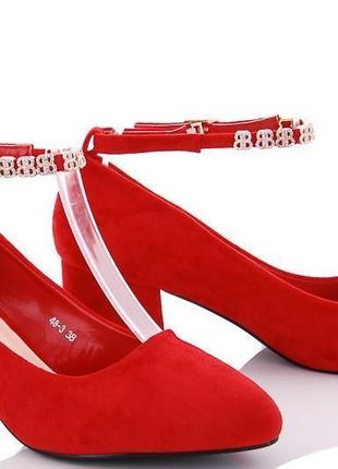 Червоні замшеві нарядні туфлі на стійкому каблуці ремінець роз...