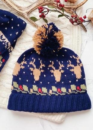 Вязаная шапка с оленями «рождественская ночь»3 фото