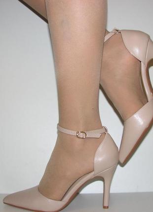 Жіночі туфлі з глянцевою еко-шкіри на шпильці колір беж на рем...2 фото