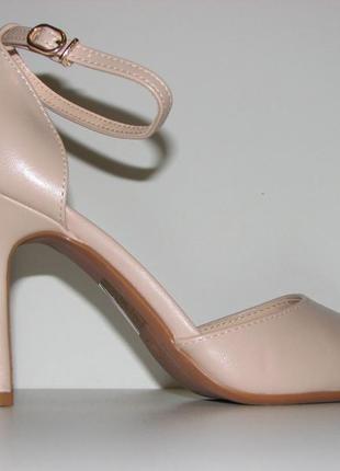 Жіночі туфлі з глянцевою еко-шкіри на шпильці колір беж на рем...4 фото