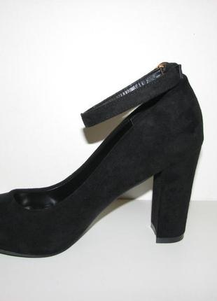 Ошатні жіночі чорні туфлі на високому каблуці ремінець пряжка ...7 фото