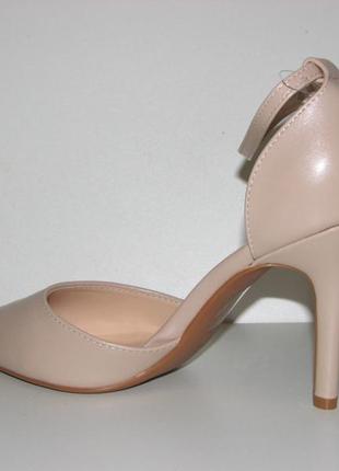 Жіночі туфлі з глянцевою еко-шкіри на шпильці колір беж на рем...8 фото