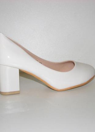 Класичні жіночі туфлі човника білі на маленькому підборі2 фото