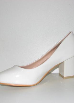 Туфли лодочки женские белые на маленьком каблуке размер 352 фото