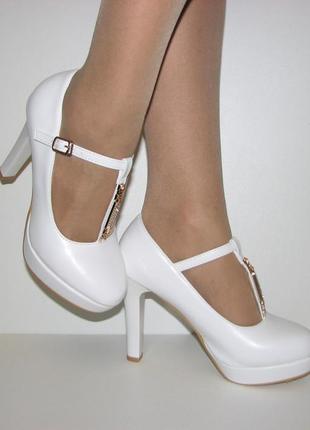 Ошатні жіночі білі туфлі на високих підборах із ремінцем раз...5 фото