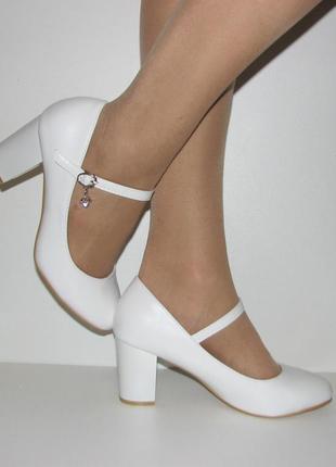 Білі матові жіночі туфлі середній каблук із ремінцем розмір 38