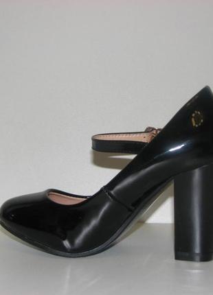 Чорні жіночі туфлі лакові на високих підборах із ремінцем раз...2 фото