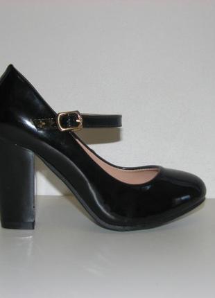 Чорні жіночі туфлі лакові на високих підборах із ремінцем раз...3 фото