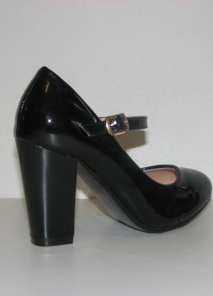 Чорні жіночі туфлі лакові на високих підборах із ремінцем раз...4 фото