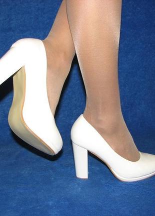 Білі ошатні жіночі туфлі на стійкому підборі розмір 403 фото