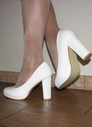 Білі ошатні жіночі туфлі на стійкому підборі розмір 405 фото