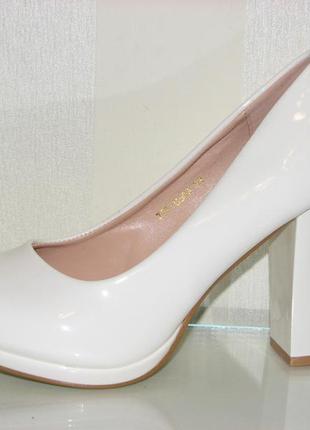 Білі ошатні жіночі туфлі на стійкому підборі розмір 407 фото