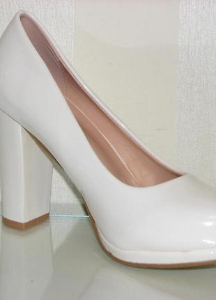 Білі ошатні жіночі туфлі на стійкому підборі розмір 4010 фото