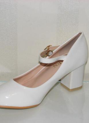 Жіночі білі туфлі з ремінцем маленький каблук розмір 364 фото