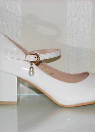 Жіночі білі туфлі з ремінцем маленький каблук розмір 366 фото