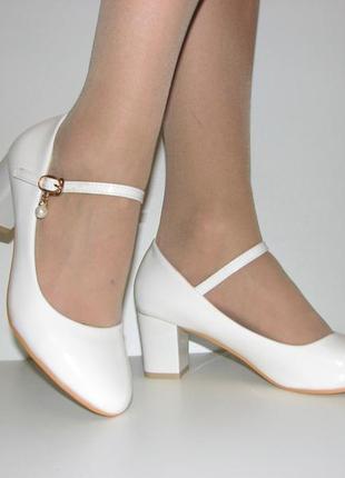Жіночі білі туфлі з ремінцем маленький каблук розмір 367 фото