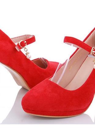 Жіночі туфлі червоного кольору замшеві на високих підборах із рем5 фото