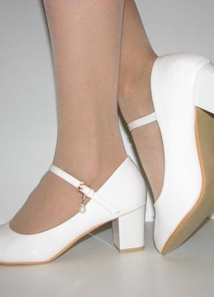 Жіночі білі туфлі з ремінцем маленький каблук розмір 368 фото