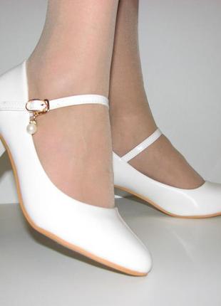 Жіночі білі туфлі з ремінцем маленький каблук розмір 369 фото