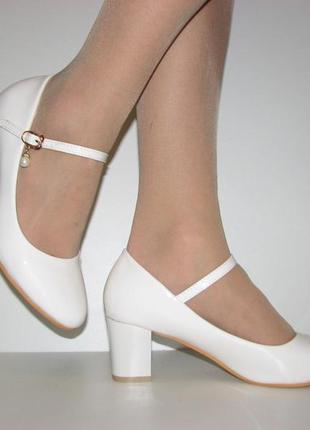 Жіночі білі туфлі з ремінцем маленький каблук розмір 3610 фото