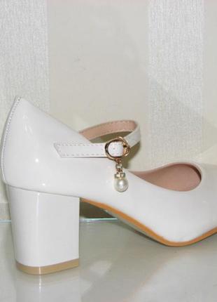 Туфлі жіночі весільні білі з ремінцем, маленький каблук раз...4 фото