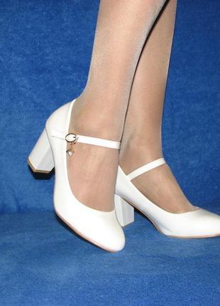 Жіночі туфлі білі для нареченої на середньому стійкому каблуці...