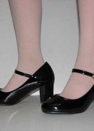Туфлі жіночі чорного кольору на маленькому каблуці з ремінцем ...4 фото