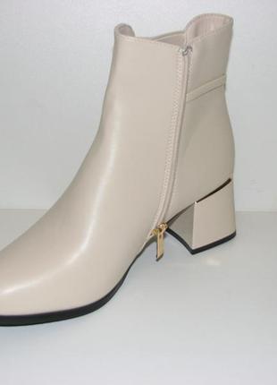 Бежеві черевики ботильйони жіночі низький каблук розмір 388 фото
