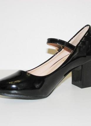 Туфлі жіночі чорного кольору на маленькому каблуці з ремінцем ...8 фото