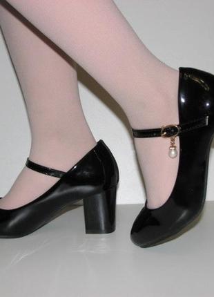 Туфлі жіночі чорного кольору на маленькому каблуці з ремінцем ...9 фото