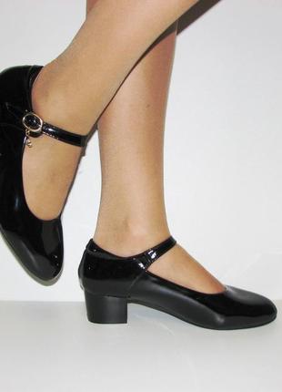 Підліткові ошатні чорні туфлі маленький каблук ремінець2 фото