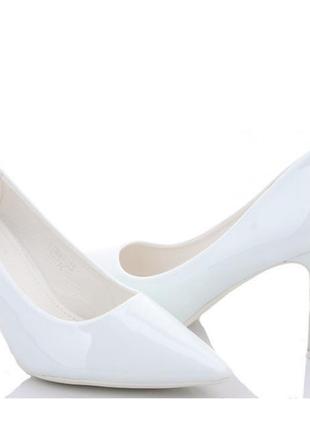 Класичні туфлі жіночі білі стійкий невеликий каблук розмір 362 фото