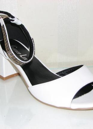 Нарядні босоніжки білі матові на стійкому каблуці закрита п'ят...