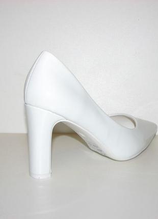 Класичні туфлі жіночі білі стійкий невеликий каблук розмір 363 фото