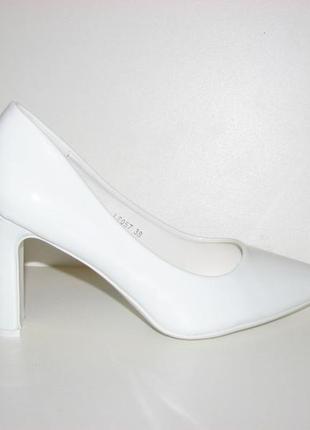 Класичні туфлі жіночі білі стійкий невеликий каблук розмір 365 фото