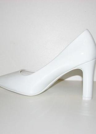Класичні туфлі жіночі білі стійкий невеликий каблук розмір 366 фото