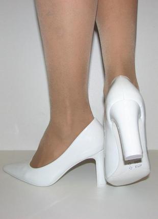 Класичні туфлі жіночі білі стійкий невеликий каблук розмір 368 фото