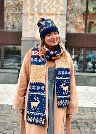 Вязаный комплект шарф и шапка с оленями «рождественская ночь «8 фото