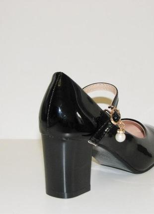 Чорні туфлі на маленькому каблуці з ремінцем 33 розмір3 фото