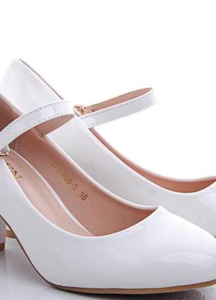 Жіночі туфлі білі для нареченої на середньому стійкому каблуці...4 фото