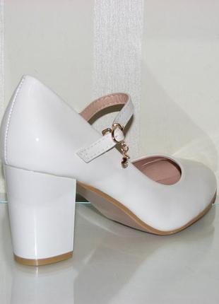 Жіночі туфлі білі для нареченої на середньому стійкому каблуці...5 фото