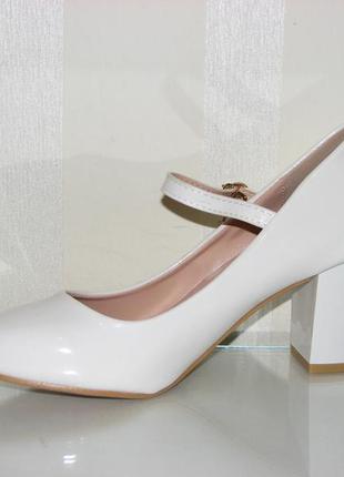 Жіночі туфлі білі для нареченої на середньому стійкому каблуці...6 фото